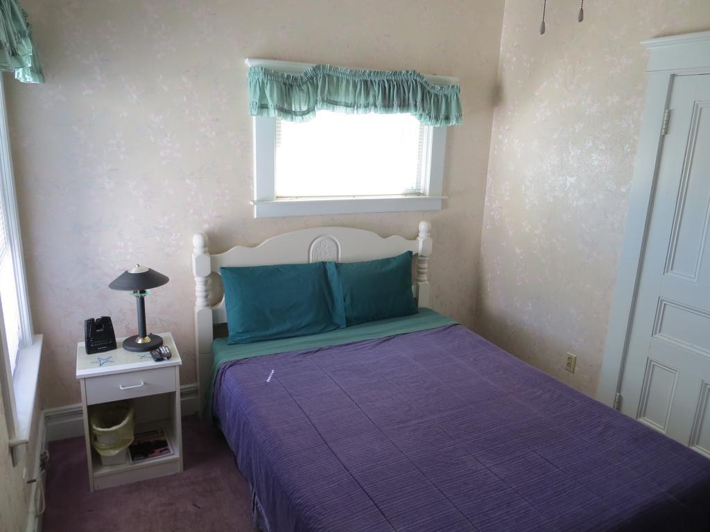 Leah Jane'S Bed & Breakfast Moncton Room photo